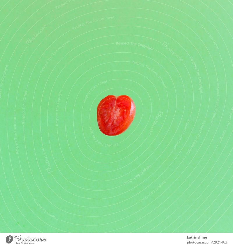 Kirschtomate auf grünem Hintergrund Gemüse Vegetarische Ernährung Diät frisch hell oben rot Kirschtomaten Zutaten roh Levitation minimalistisch Entwurf leer