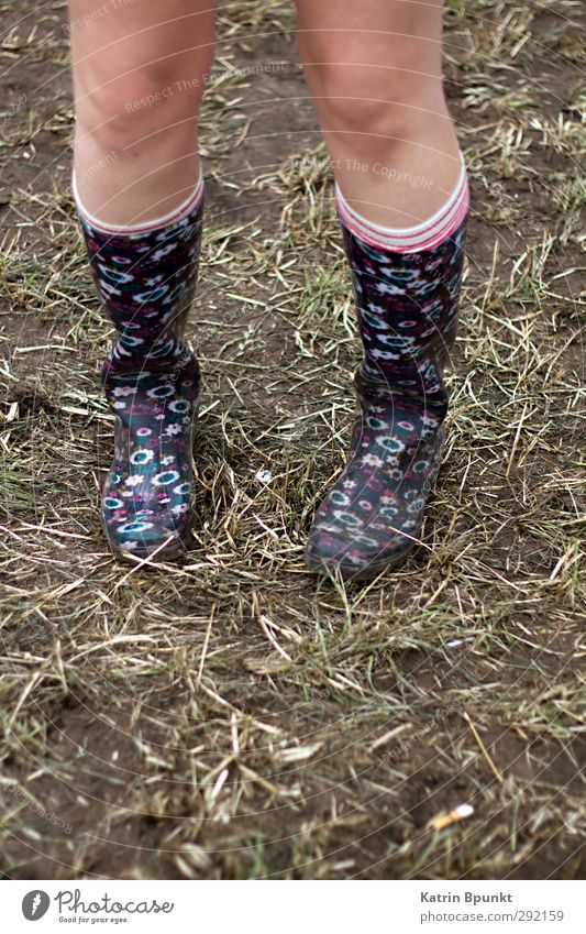 gumboots #1 Beine Mensch Wiese Ringelsocken Gummistiefel stehen Farbfoto Außenaufnahme