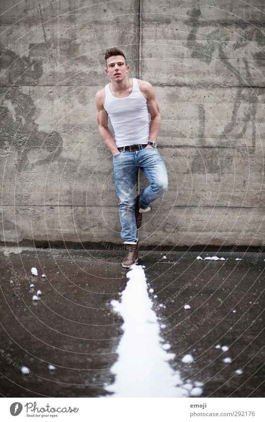 | maskulin Junger Mann Jugendliche 1 Mensch 18-30 Jahre Erwachsene Jeanshose Muskelshirt trendy muskulös Beton Betonwand Farbfoto Außenaufnahme Tag
