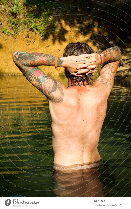 Y Mann Mensch Rücken Tattoo tätowiert Rückansicht Wasser Junger Mann Schwimmen & Baden Im Wasser treiben Sommer Ferien & Urlaub & Reisen Reisefotografie