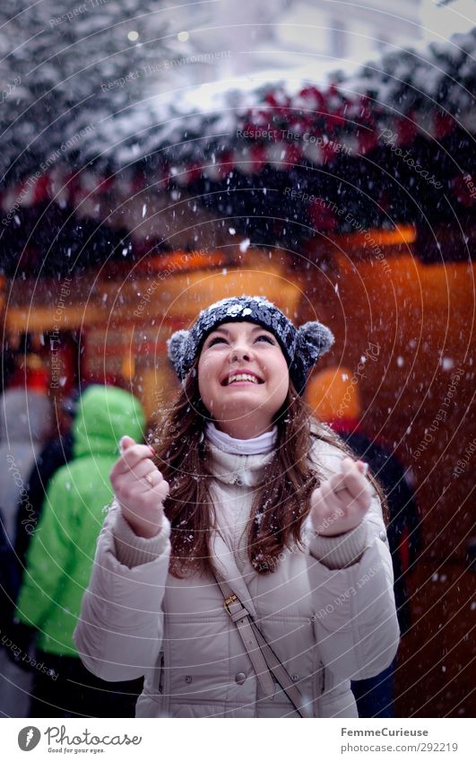 Let it snow! (II) feminin Junge Frau Jugendliche Erwachsene 1 Mensch 18-30 Jahre Freude Weihnachten & Advent Winter Weihnachtsbaum Weihnachtsmarkt Kiosk