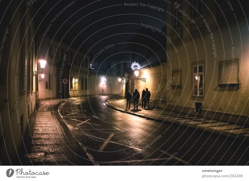 Prag bei Nacht Lifestyle Städtereise Mensch 4 Menschengruppe 18-30 Jahre Jugendliche Erwachsene Stadt Hauptstadt Stadtzentrum Fußgänger Straße gehen dunkel