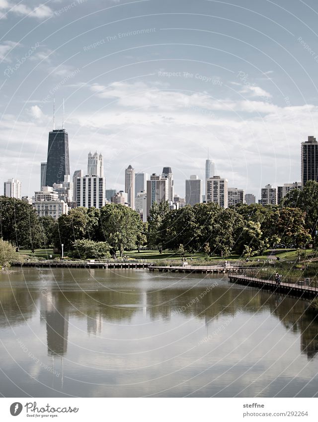 Lincoln Park | Chicago Skyline Himmel Schönes Wetter Baum Teich See USA Stadt Hochhaus Erholung hancock center Farbfoto Textfreiraum oben Textfreiraum unten