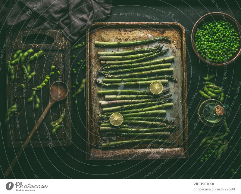 Spargel auf Backblech mit grünen Zutaten Lebensmittel Gemüse Ernährung Bioprodukte Vegetarische Ernährung Diät Geschirr Stil Design Gesunde Ernährung
