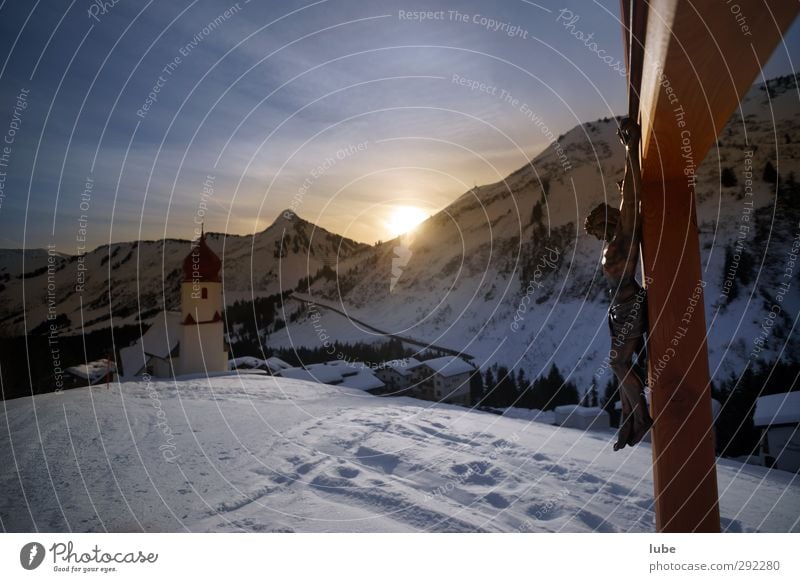 Wegkreuz Natur Landschaft Sonnenaufgang Sonnenuntergang Sonnenlicht Winter Alpen Berge u. Gebirge Schneebedeckte Gipfel Kirche Gefühle Stimmung Kruzifix