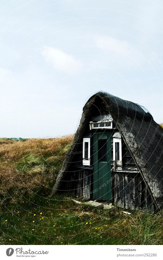 Alte Häuser| Ein Häuschen. Ferien & Urlaub & Reisen Landschaft Himmel Wolken Gras Dänemark Menschenleer Hütte Fischerhütte blau grün weiß Gefühle Einsamkeit