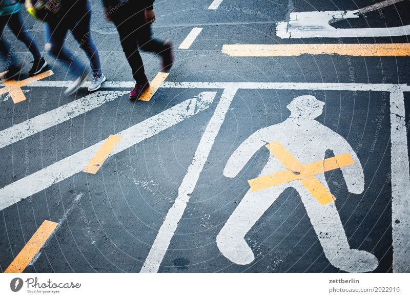 Orientierung Mensch mehrere Menschengruppe Beine laufen abbiegen Asphalt Ecke Fahrbahnmarkierung gender gap Genitalsystem Geschlecht Kurve Linie Mann