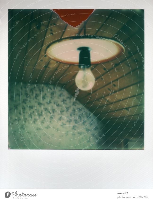 alte häuser | interior design Innenarchitektur retro Wandtäfelung Tapete Siebziger Jahre Polaroid charmant Glühbirne Energie Dachgeschoss