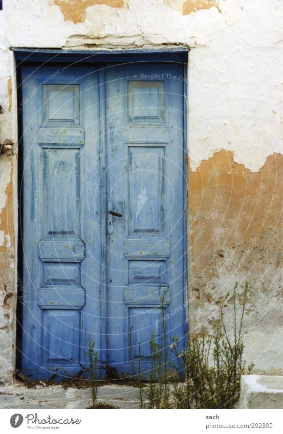 Alte Häuser | bitte Eintreten Haus Architektur Eingang Holztür kaputt verfallen abblättern Fassade Tür Stein alt blau weiß Farbfoto Außenaufnahme Menschenleer