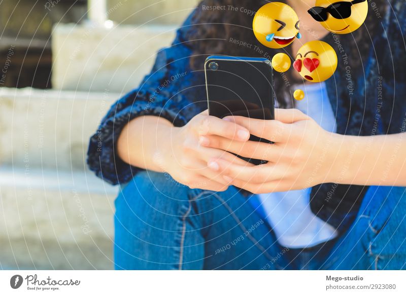 Frau, die Smartphones benutzt und Emojis sendet. Lifestyle Glück Gesicht Telefon PDA Bildschirm Technik & Technologie Internet Mensch Erwachsene Hand lustig