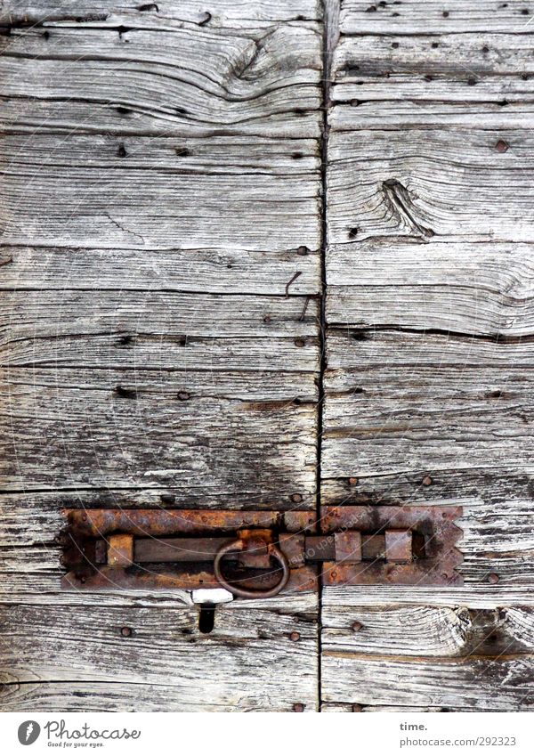 Alte Häuser | amore Tür Schloss Scharnier zugring eichentür eichenholz Schlüsselloch Holz Metall alt authentisch historisch Originalität Leidenschaft Schutz