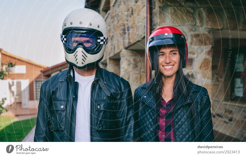 Paar-Posing mit Motorradhelmen Lifestyle Glück schön Haus Mensch Frau Erwachsene Mann Gras Mode Lächeln authentisch lustig Sicherheit Schutz Motorradfahren