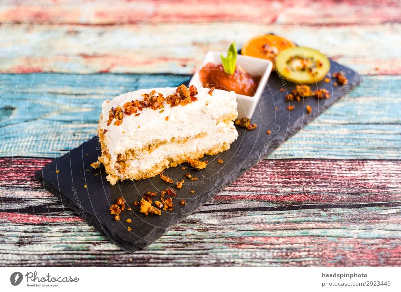 Vegane Kokostorte mit Nusskrokant & Obst Lebensmittel Frucht Kuchen Dessert Marmelade Kokosnuss Torte Geburtstagstorte Krokant Kiwi Orange Pflaume Sahne