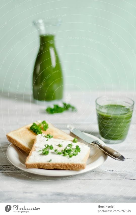 Grünes Frühstück Lebensmittel Brot Ernährung Getränk Saft Teller Glas Messer frisch Gesundheit lecker grün Frühstückstisch Toastbrot Milchshake fruchtig