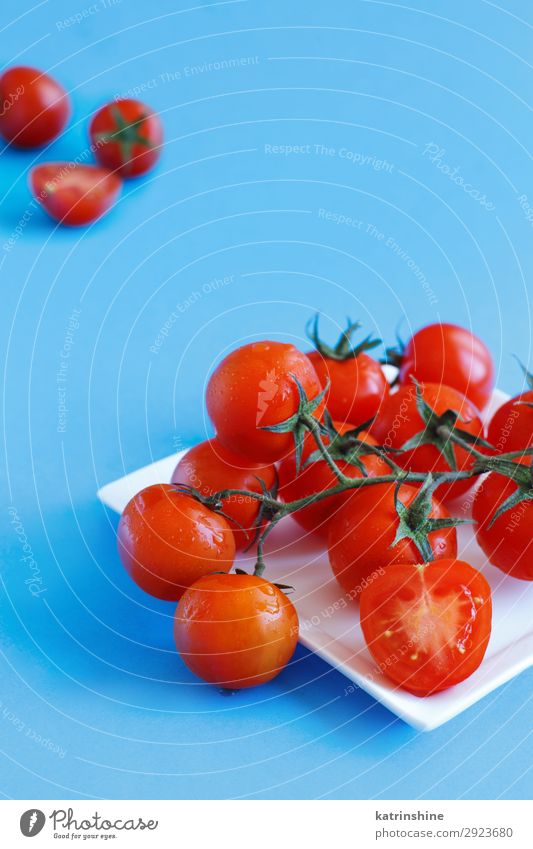 Kirschtomaten auf blauem Hintergrund Gemüse Vegetarische Ernährung Diät frisch hell oben rot Zutaten roh minimalistisch Entwurf leer Lebensmittel Gesundheit