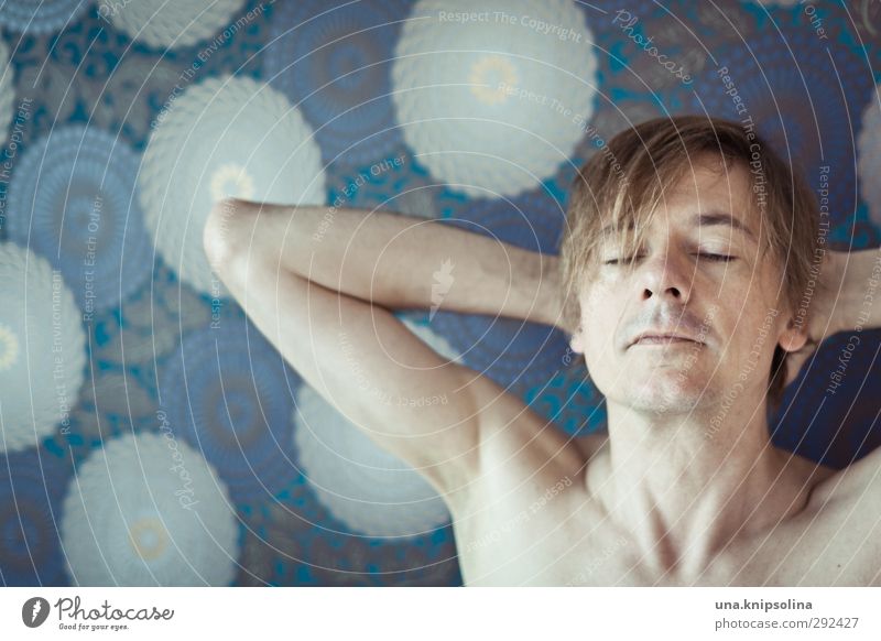 Molekulare Müdigkeit Tapete Mann Erwachsene 1 Mensch 30-45 Jahre blond Denken Erholung schlafen träumen nackt natürlich Erotik blau Gefühle Geborgenheit