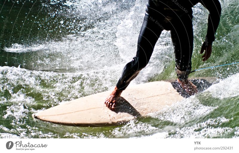 Wave Rider Mensch maskulin Mann Erwachsene Beine Fuß 1 18-30 Jahre Jugendliche Umwelt Natur Wasser Wassertropfen Sommer Schönes Wetter Wellen Küste Fluss Surfen