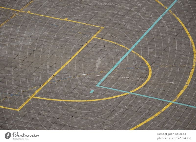 bunte Linien auf dem Boden auf dem Basketballplatz Korb Sport Gerichtsgebäude Feld Markierungen Farbe mehrfarbig Spielen alt Straße Park Spielplatz