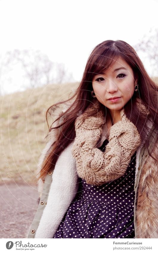 In der Natur. feminin 1 Mensch 18-30 Jahre Jugendliche Erwachsene einzigartig Lebensfreude Leichtigkeit schön Chinese Asiate Schal Schlauchschal Wolle Fell