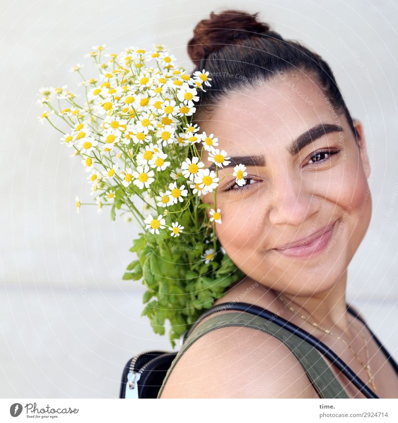 Frau mit Kamillenstrauß feminin Erwachsene 1 Mensch Pflanze Blatt Blüte Nutzpflanze T-Shirt Rucksack brünett langhaarig Zopf Lächeln Blick Freundlichkeit