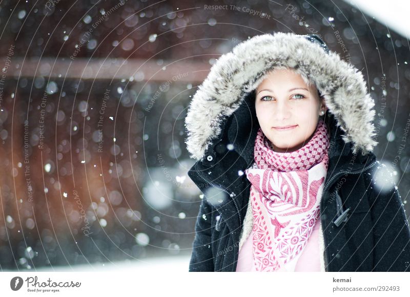 Dach überm Kopf Lifestyle Stil Winter Schnee Winterurlaub Mensch feminin Junge Frau Jugendliche Erwachsene Leben Gesicht Auge Nase Mund 1 18-30 Jahre Eis Frost