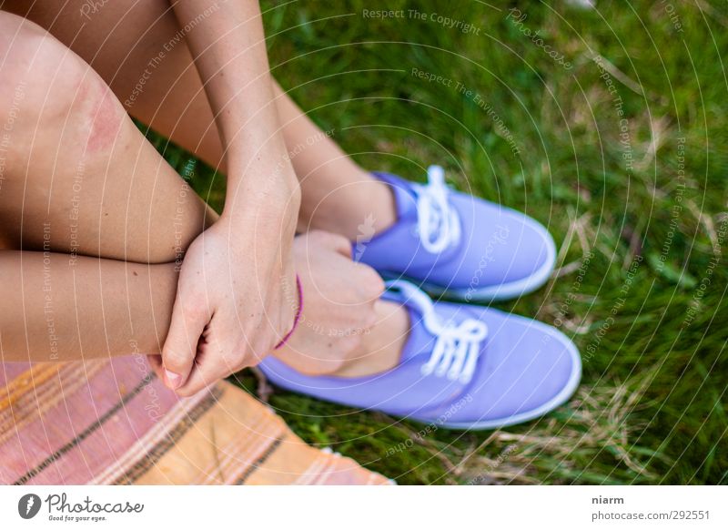 schöne Schuhe mit Bein feminin Junge Frau Jugendliche Erwachsene Beine Fuß sitzen Slipper Rasen Picknick Erholung violett Hand Farbfoto Außenaufnahme Unschärfe
