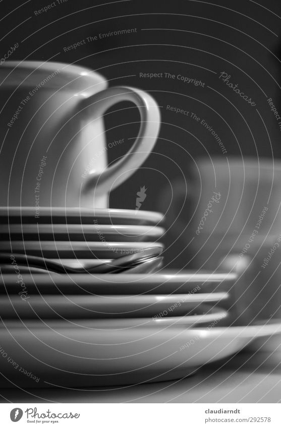 Abwasch Geschirr Teller Tasse Löffel Küche dreckig grau schwarz weiß Geschirrspülen Kaffeetrinken Unschärfe Haushaltsführung Stapel Schwarzweißfoto