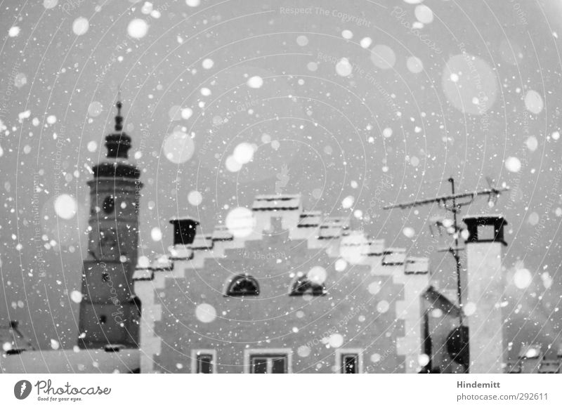 LOKALKOLORIT | D-84405 Wetter schlechtes Wetter Schnee Schneefall Kleinstadt Menschenleer Haus Kirche Fassade Fenster Schornstein Antenne Kirchturm Turmuhr