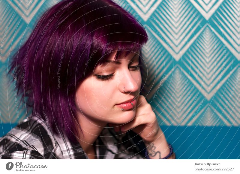 Maybe Mensch feminin Junge Frau Jugendliche 1 18-30 Jahre Erwachsene Piercing Haare & Frisuren violett Denken schön einzigartig blau Zufriedenheit selbstbewußt
