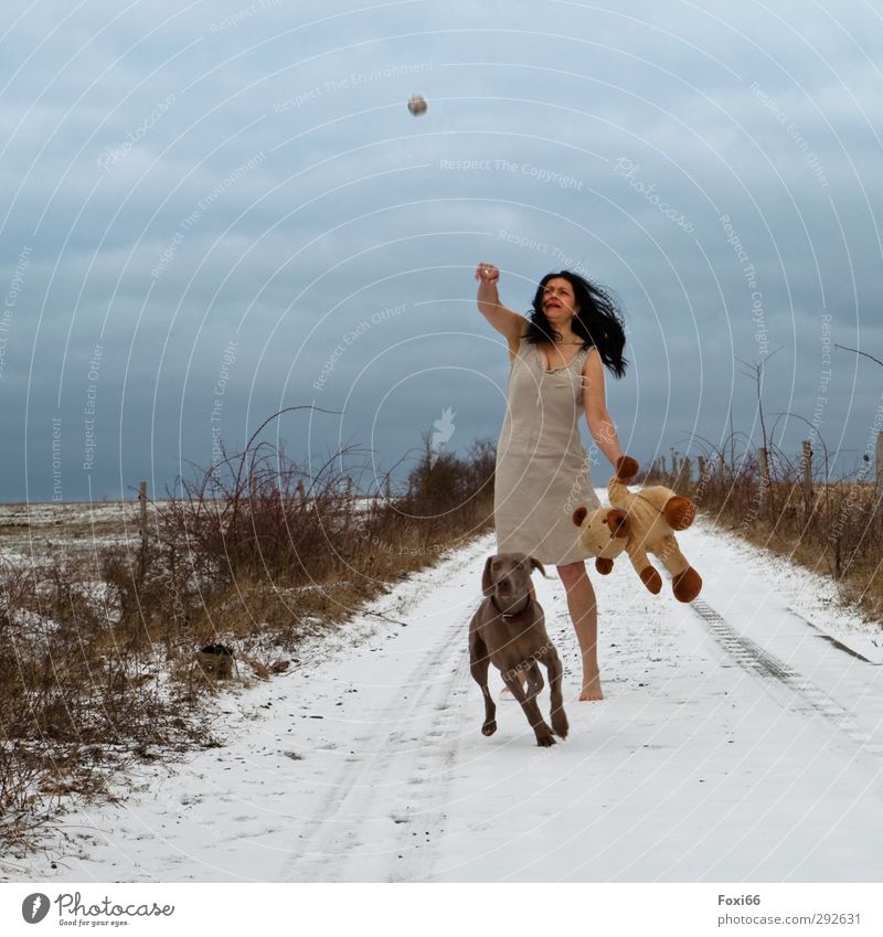 Fotoshooting......Randerscheinung Frau Erwachsene Kindheit 1 Mensch Landschaft Himmel Wolken Winter Wind Eis Frost Hund Tier Teddybär Bewegung Spielen werfen