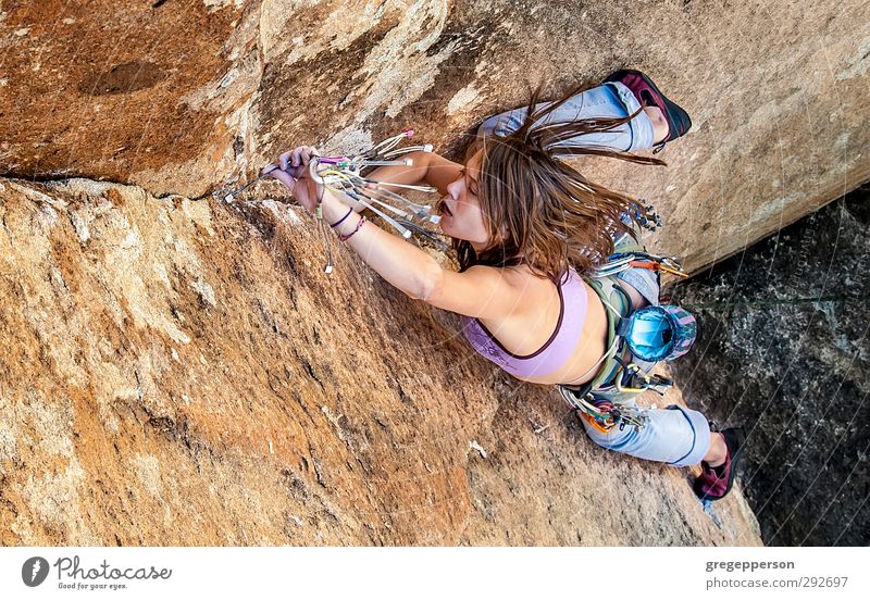 Weibliche Klettererin baumelt. Leben Abenteuer Klettern Bergsteigen Junge Frau Jugendliche 1 Mensch 18-30 Jahre Erwachsene festhalten authentisch selbstbewußt