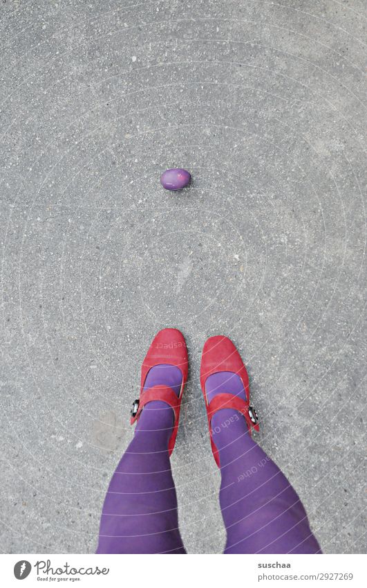Isolation | übrig geblieben Ostern Osterei violett Frau Beine Füße weiblich Einsamkeit einzeln Isolierung (Material) Isoliert (Position) Rest unabsichtlich