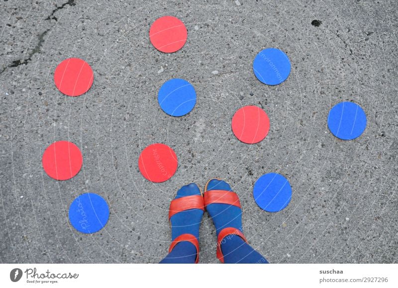 rote und blaue punkte (füße) Fuß Schuhe Sandale Frau Mensch weiblich Sommer Wärme Außenaufnahme Straße Asphalt stehen Symbole & Metaphern Punkt Strümpfe