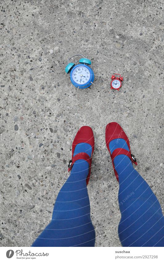 rote und blaue uhrzeit Frau Beine Fuß Damenschuhe Straße Asphalt Außenaufnahme Wecker Uhr Zeit Eile Zeitmessinstrument Morgen Mittag Abend Tageszeit Zeitmangel