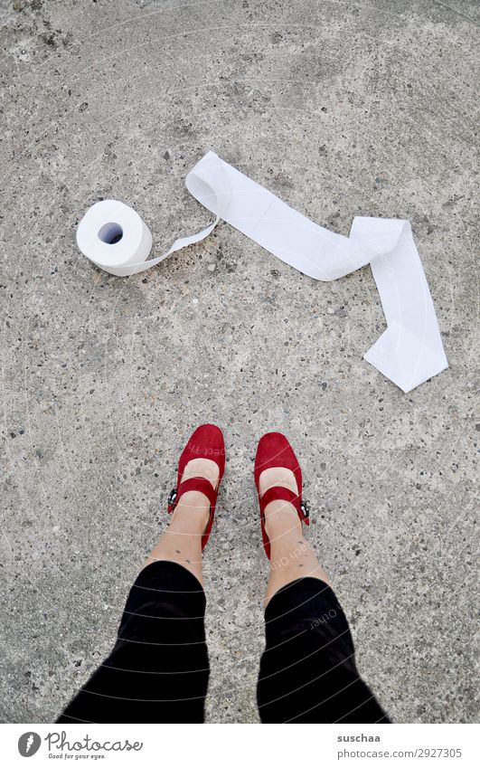 frau auf der straße mit einer rolle klopapier Beine Füße Frau stehen weiblich Damenschuhe Straße Asphalt Toilettenpapier Toilettengang Priorität dringend