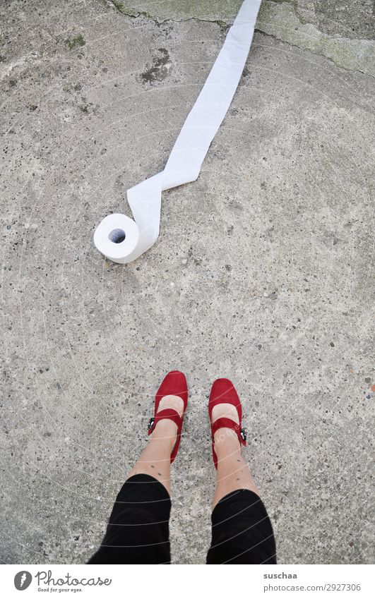eine rolle klopapier und beine einer frau Beine Füße Frau stehen weiblich Damenschuhe Straße Asphalt Toilettenpapier Toilettengang Priorität dringend