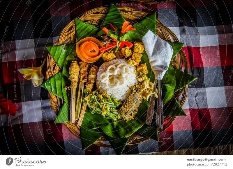 Traditionelles balinesisches Essen Fleisch Mittagessen Abendessen Restaurant frisch lecker asiatisch ayam pelalah Bali Balinese balinesische Küche Bananenblatt