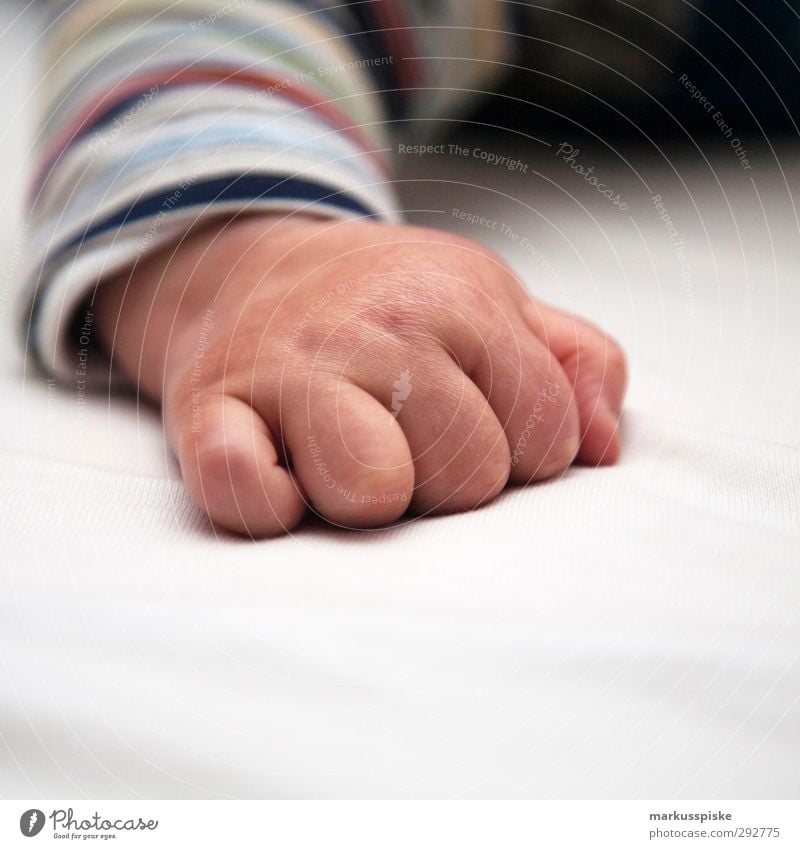 kinder hand Kindererziehung Kindergarten Mensch maskulin Baby Kleinkind Junge Kindheit Körper Haut Hand Finger 1 0-12 Monate 1-3 Jahre T-Shirt Stoff berühren