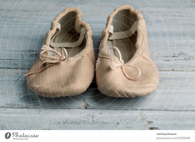 Ballett-Schuhe Balletttänzer Ballettschuhe alt abgenutzt Leder retro Tanzen klassisch gebunden Kind Kinderschuhe klein Beine Farbfoto Tanzschuhe Mensch