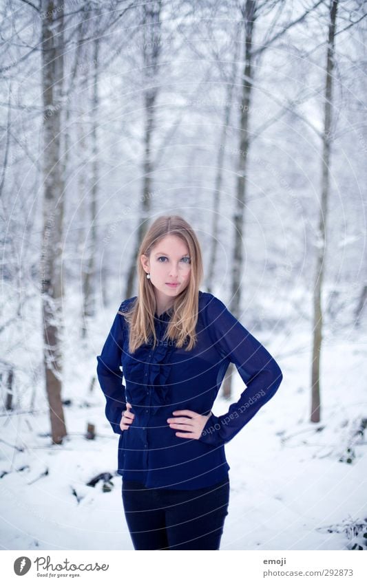hier und gestern Junge Frau Jugendliche 1 Mensch 18-30 Jahre Erwachsene Umwelt Natur Winter Schnee Mode schön kalt blau Bluse Farbfoto Außenaufnahme Tag