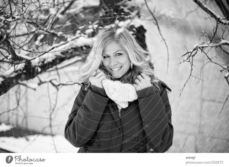 :] feminin Junge Frau Jugendliche 1 Mensch 18-30 Jahre Erwachsene Jacke Schal Fröhlichkeit schön Lächeln Schwarzweißfoto Außenaufnahme Tag