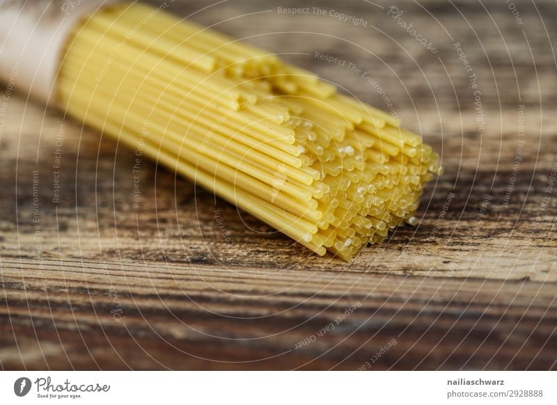 Spaghetti Lebensmittel Teigwaren Backwaren Nudeln Ernährung Abendessen Vegetarische Ernährung Italienische Küche Holz braun gelb Farbe genießen Kraft Farbfoto