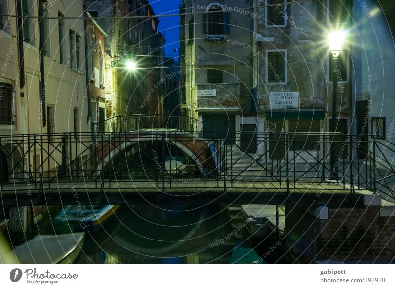 Canälsche* am Abend Venedig Hafenstadt Altstadt Haus Brücke Gebäude Fassade Verkehrswege Laterne Straßenbeleuchtung Wasserstraße Kanal Wasserfahrzeug dunkel