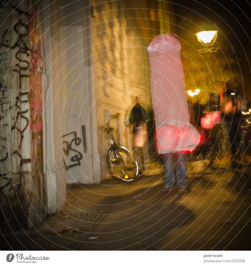 HOT LOVE / Kreuzberger Nächte sind manchen zu lang Nachtleben Sankt Martin Homosexualität Penis Bürgersteig Straßenbeleuchtung leuchten stehen außergewöhnlich