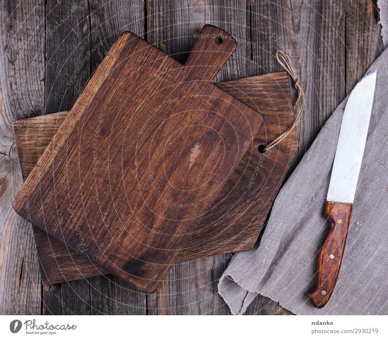 zwei alte Holzschneidebretter und ein Messer Design Küche dreckig dunkel natürlich oben retro braun antik Hintergrund blanko Holzplatte zerkleinernd