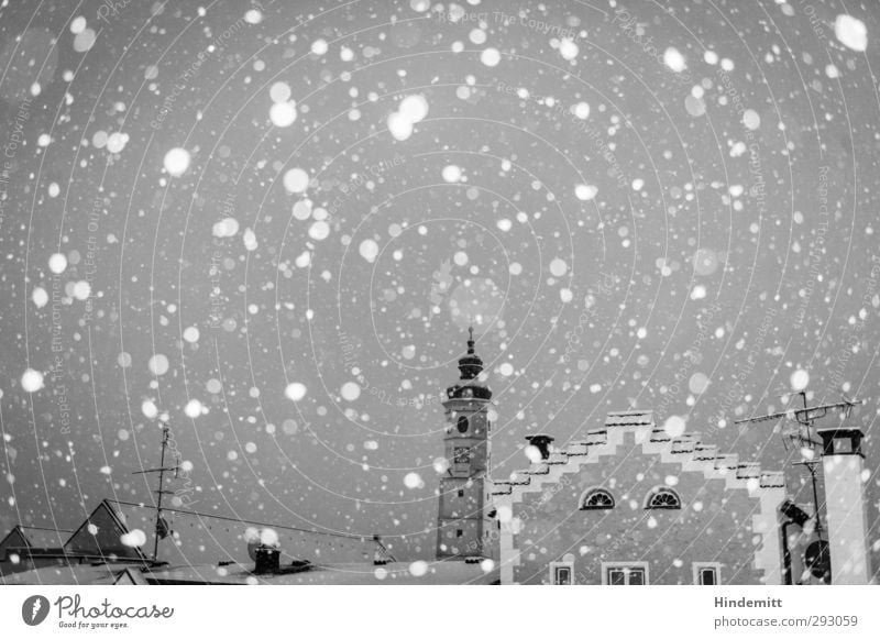 LOKALKOLORIT | Stadt mit D. Wolken Winter Klima Wetter schlechtes Wetter Schnee Schneefall Altstadt Haus Kirche Mauer Wand Dach Schornstein Antenne