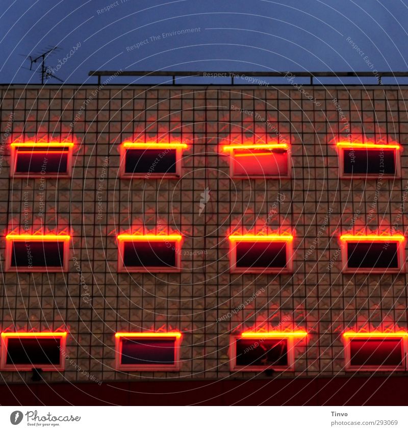 beleuchtete Fenster eines Studenhotels Stadt Haus Gebäude Architektur Fassade leuchten dunkel blau braun rot Rotlichtviertel Beleuchtung Beleuchtungselement