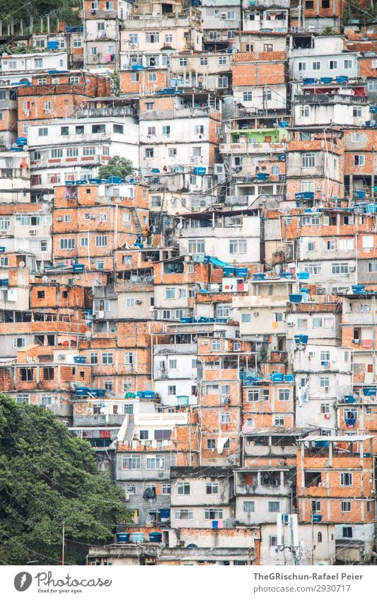 Favela Stadt bevölkert blau braun orange rot schwarz silber weiß Rio de Janeiro Armut Rauschmittel bandenkrieg favelas outcast ausgeschlossen Arme Haus
