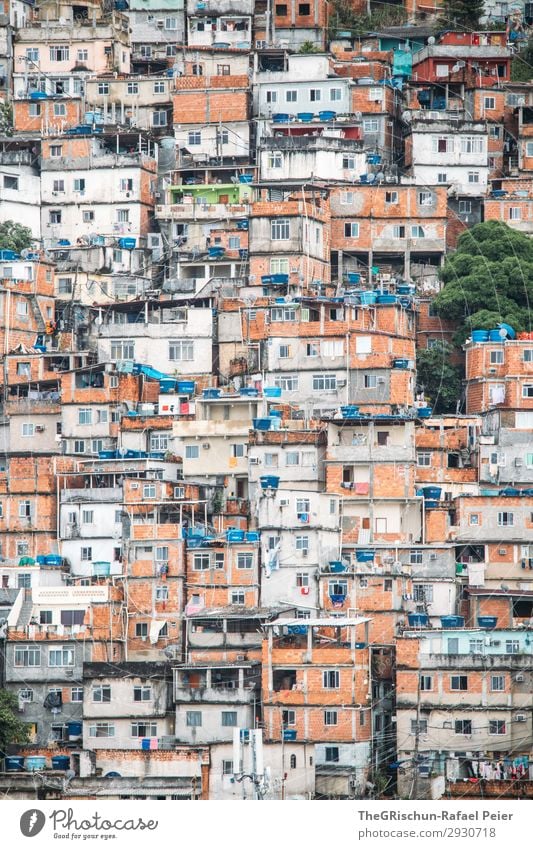 Favela Stadt Haus Hütte blau braun grau orange weiß Ghetto Backstein Rio de Janeiro Brasilien Wassertank Zusammensein eng Armut Farbfoto Textfreiraum oben