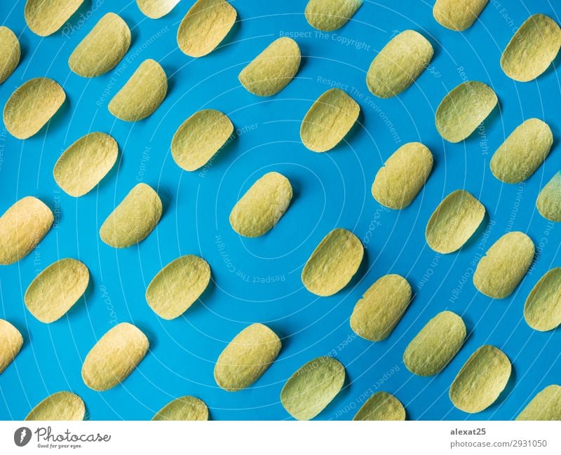 Kartoffelchips-Muster auf blauem Hintergrund Lebensmittel Essen Fastfood lecker gelb gold Kalorien Jeton Chips Knusprig knackig geschnitten schnell Fett braten